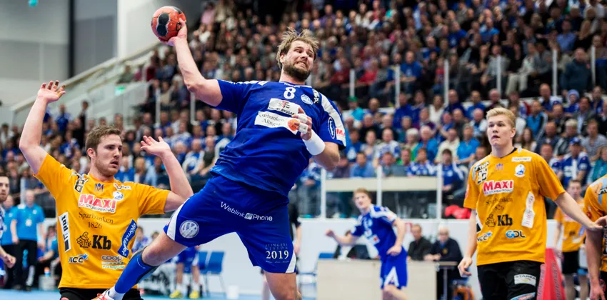 En grupp människor som som spelar handboll.