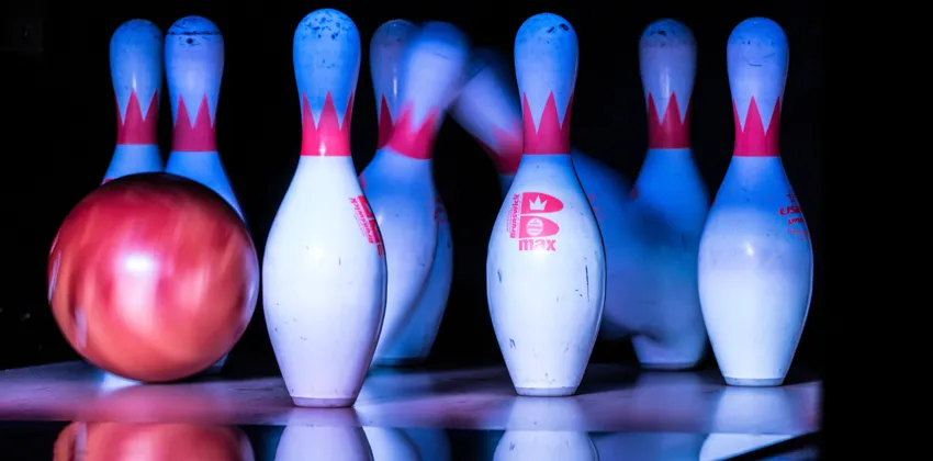 En grupp bowlingkäglor som står bredvid varandra.