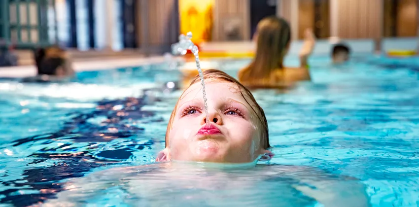 Pojke  i badbassäng