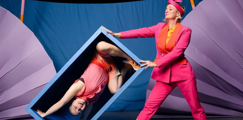 två cirkusartister på scen