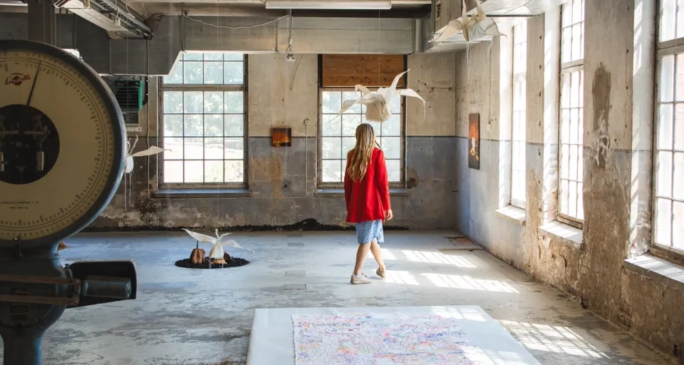 Kvinna i en konsthall.