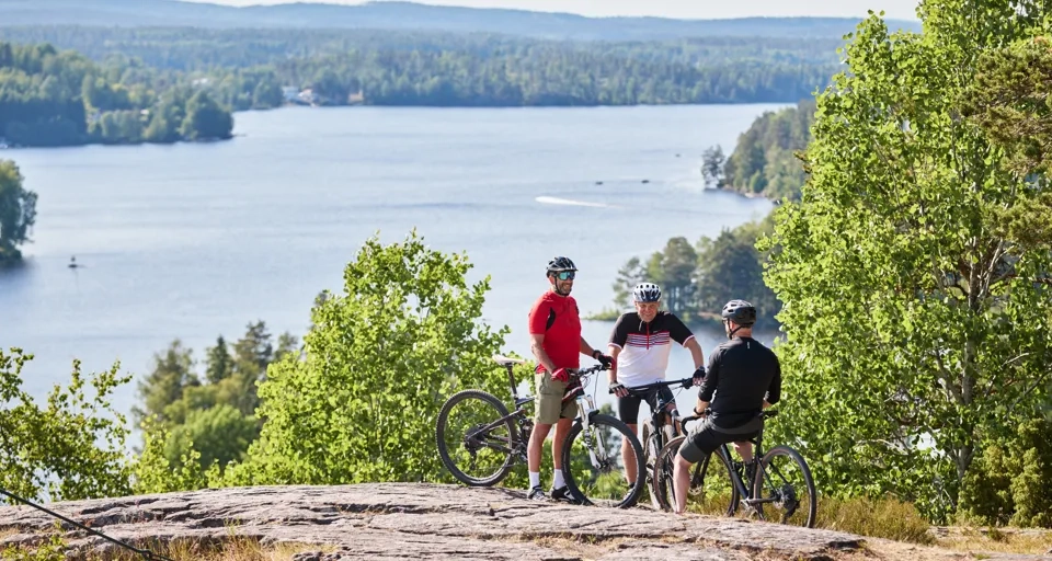 Grupp människor som cyklar.