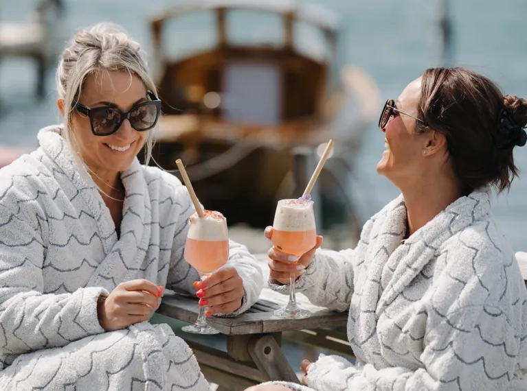 Väninnor umgås och skålar.