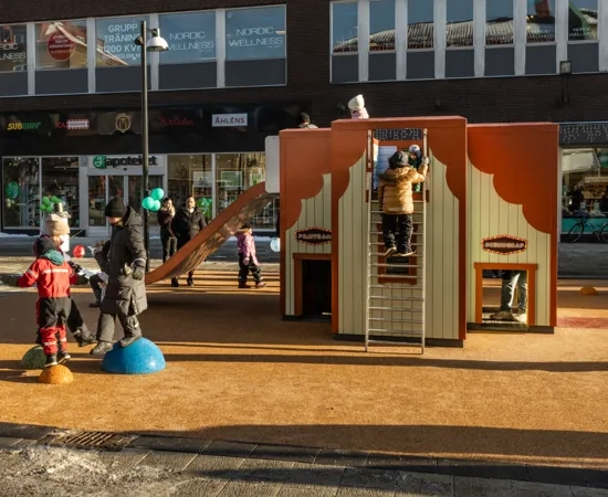 En grupp människor som står framför en byggnad.