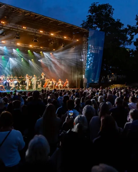 En stor grupp människor som står på toppen av en scen.