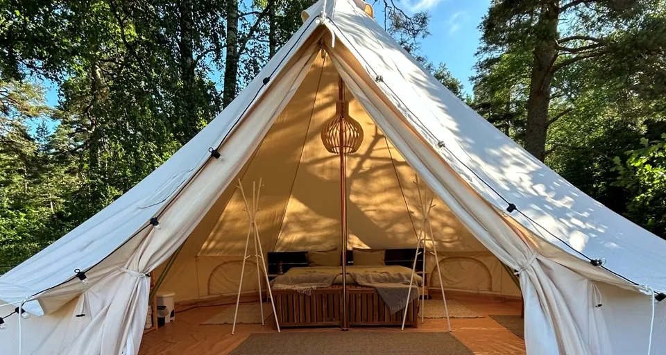Öppet möblerat glampingtält på Hunneberg