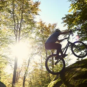 Person som åker mountainbike i skogsterräng