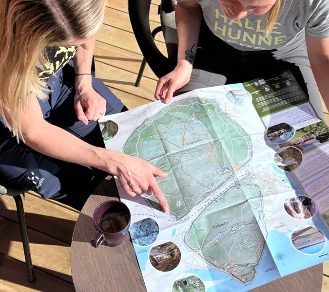 Två personer kollar på en vandringskarta