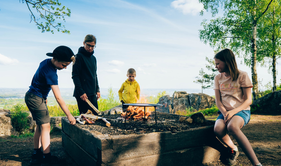 En grupp människor som sitter runt en eldstad.