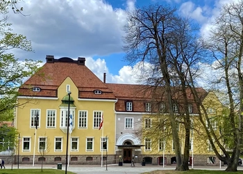 Gult äldre hotell i parkmiljö
