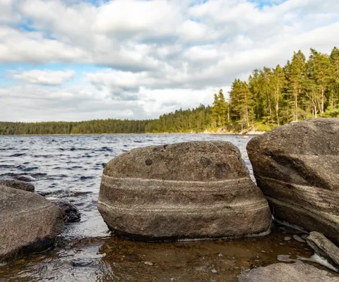 stenar framför en sjö