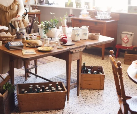 Bord med gamla prylar.