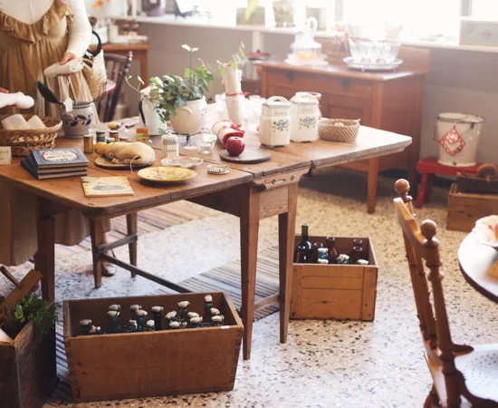 Bord med gamla prylar.