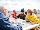 Familj fikar på Havets Hus