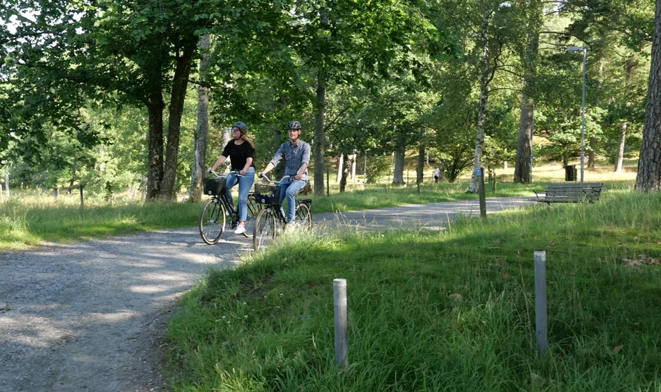 Två personer cyklar i naturområdet Nolhaga i Alingsås