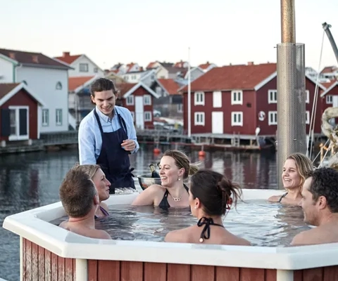 Grupp av människor i en badtunna