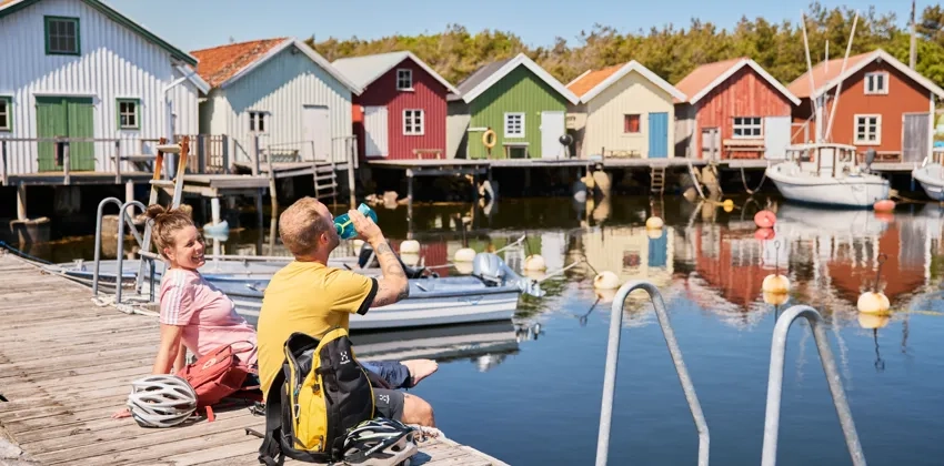 Två personer vilar på en brygga.