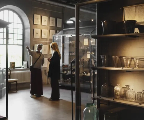 Några personer som står i ett rum.