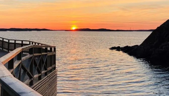 Brygga i solnedgång längs Västerhavspromenaden