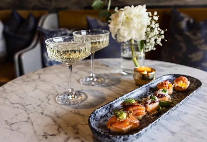 Två händer som skålar.