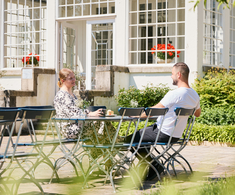 Gäster som umgås på en herrgård.