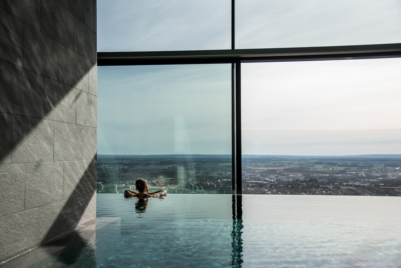 En person i en infinitypool njuter av utsikten