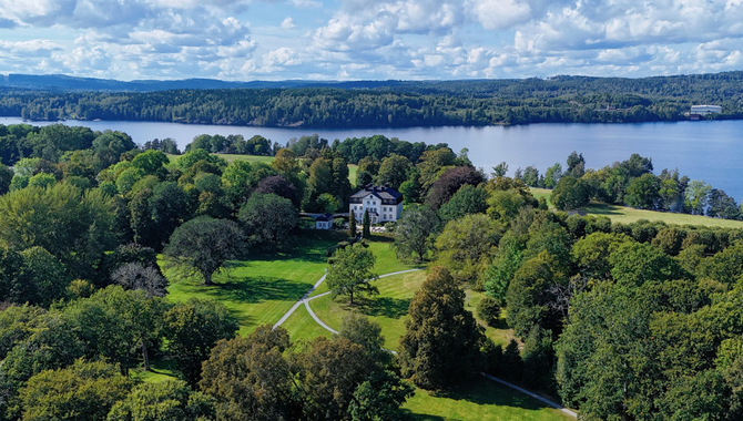 Flygbild över Baldersnäs Herrgård vid Laxsjön i vacker natur