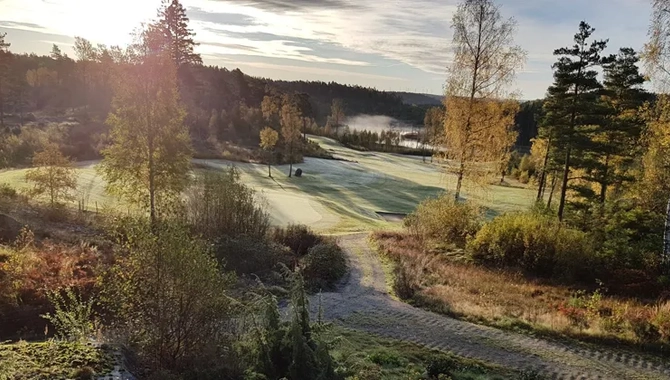 En utsikt över Dynegolfbana från ett avstånd.