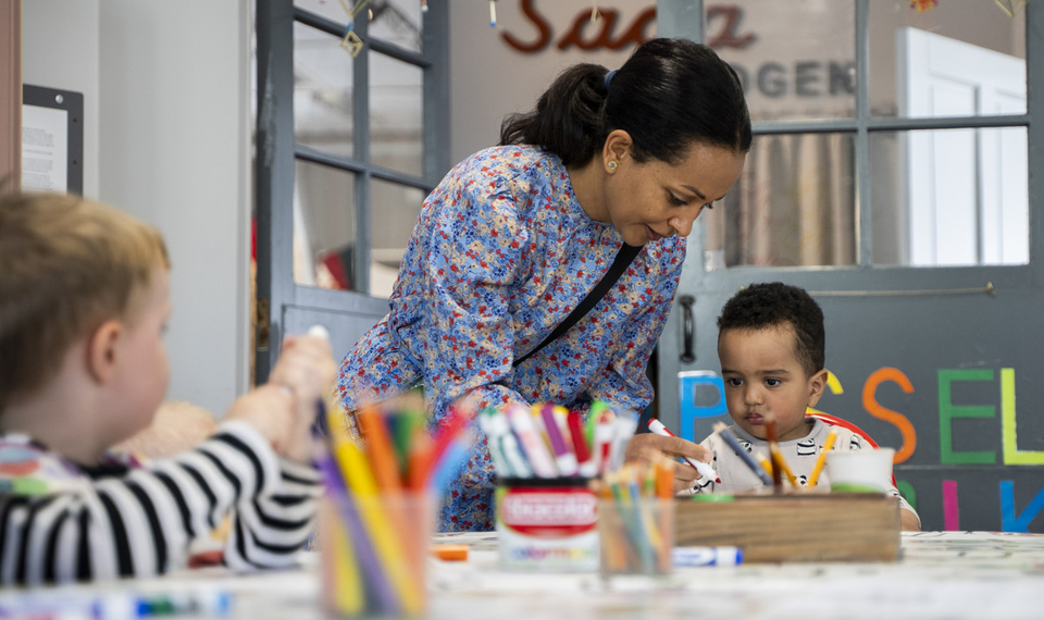 Barn som ritar och målar på Barnens Hus i Tidaholm