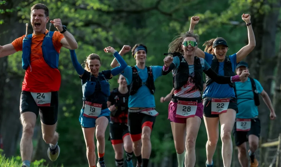 människor som löptränar ute