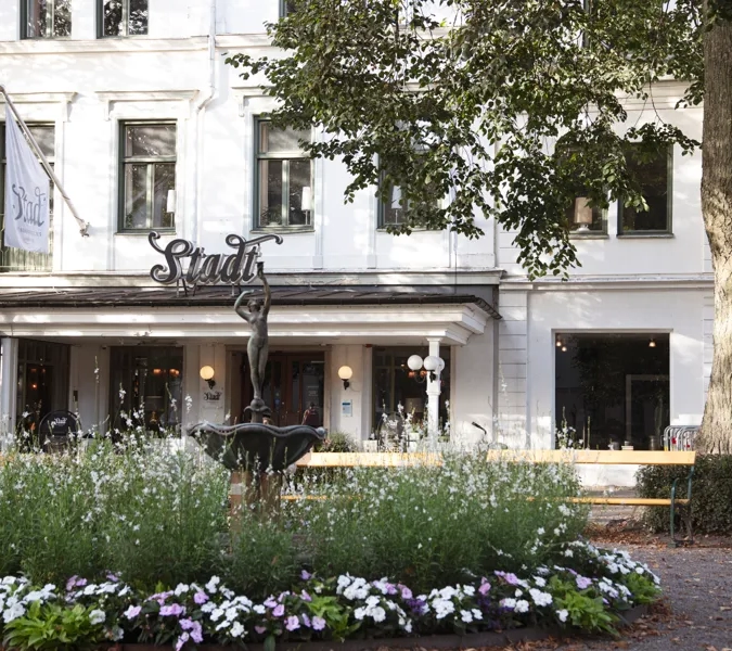 Fasaden av ett stadshotell.