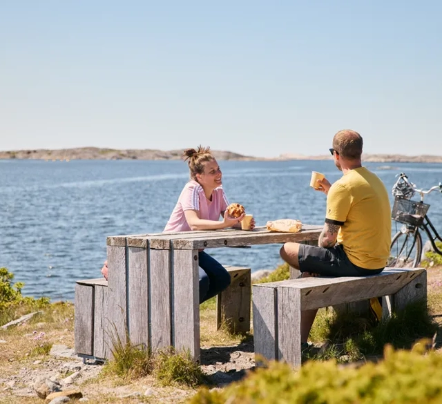 Två personer fikar vid ett bord.