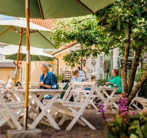 Grupp av människor som sitter på en uteservering.