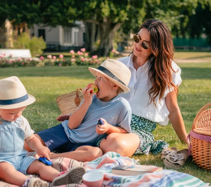 Familj har picknick i Hjo Stadspark. 