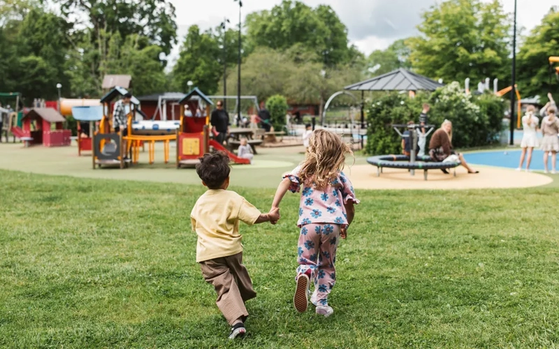 Några barn som står i gräset.