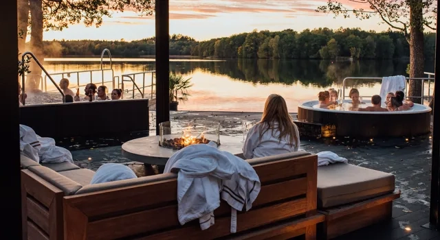 solnedgång och bastu och bad