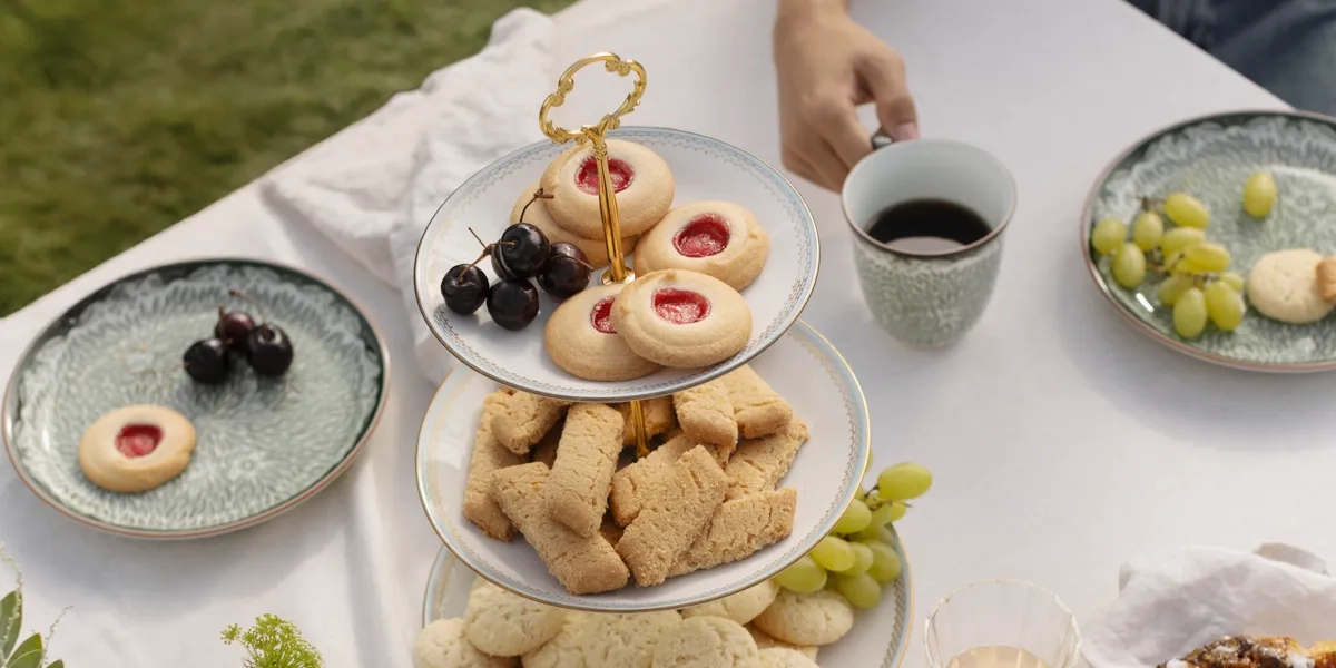 fika uppdukat på Rörstrands porslin