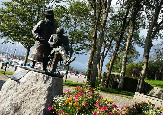 Bronsstaty av skaparna av Kostervalsen.