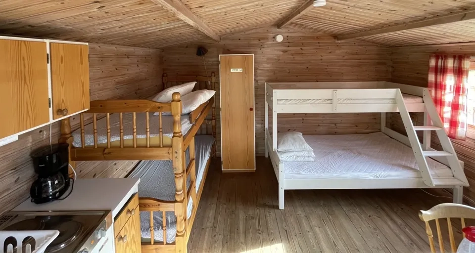 Inuti en av stugorna på Sikhall Camping