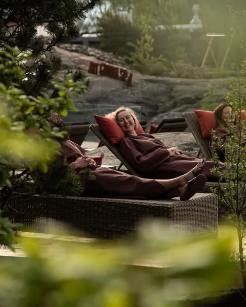Spagäster i vilstolar utomhus på Arken Hotel & Art Garden Spa