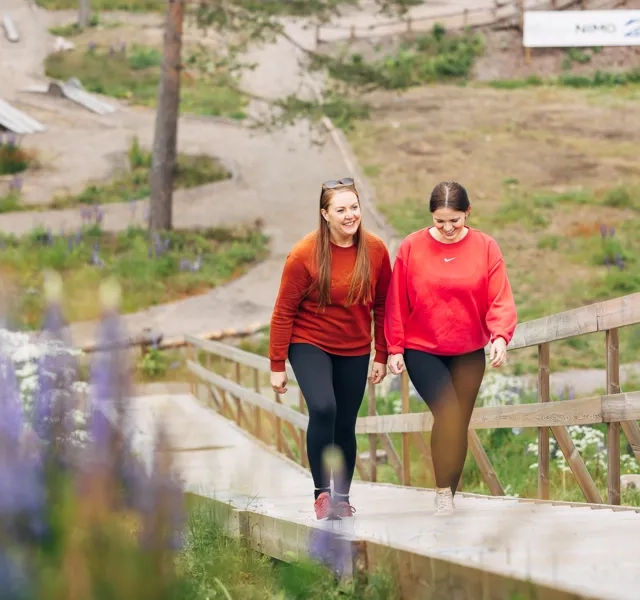 Människor som aktiverar sig i ett naturområde.
