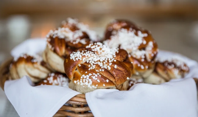 Cinnamon buns in a basket