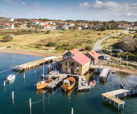 En flygbild av en hamn med båtar och hus.