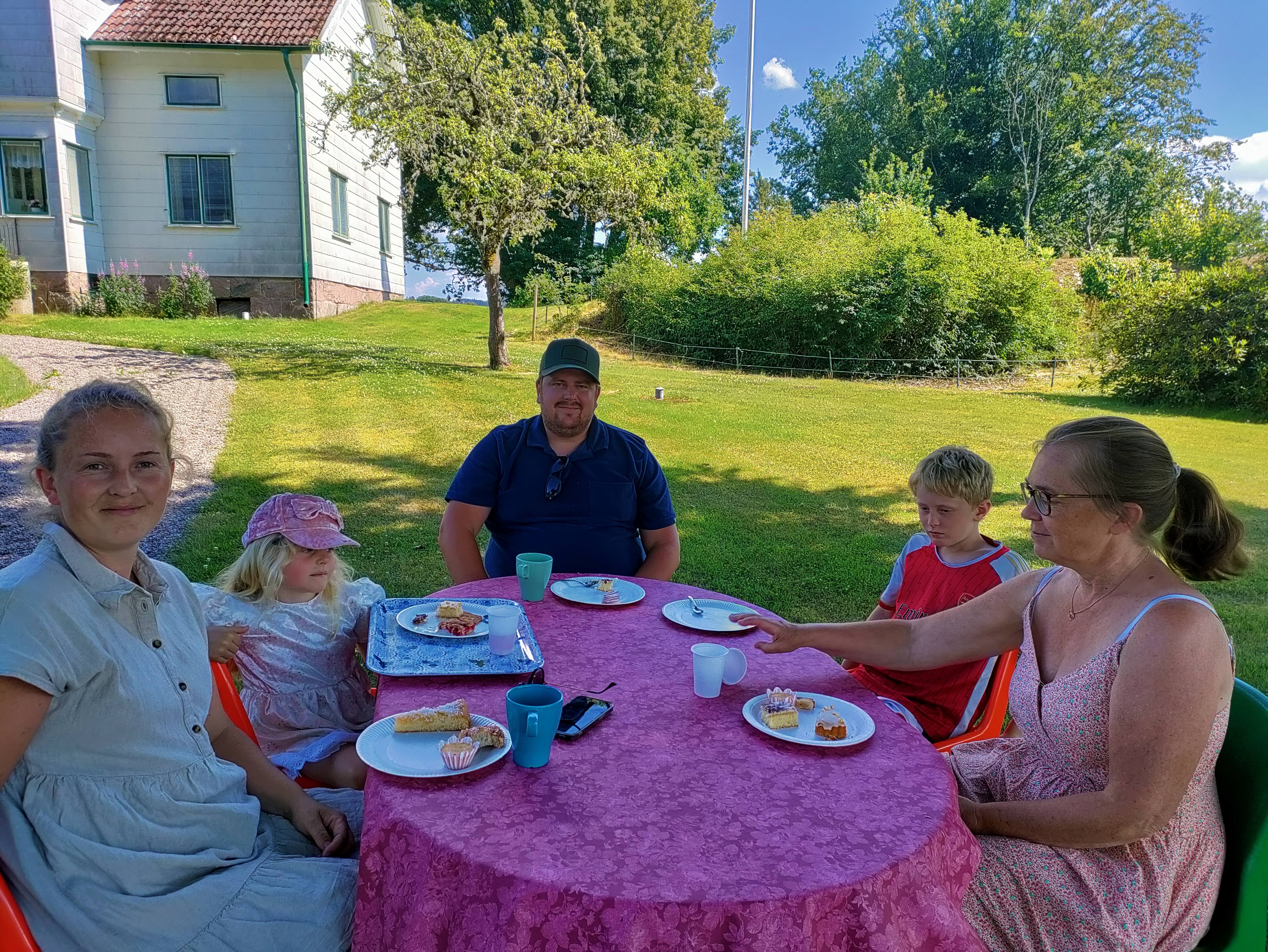 Trädgårdscafé på hembygdsgården i Ruus