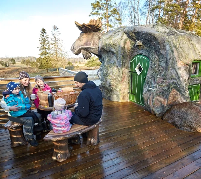 Familj fikar på Wrågården
