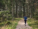 En person som løper langs en sti i skogen.