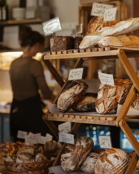 Bakade bröd i hylla