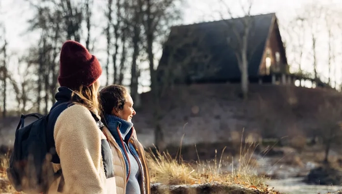 Två kvinnor vandrar på Rosenstigen.