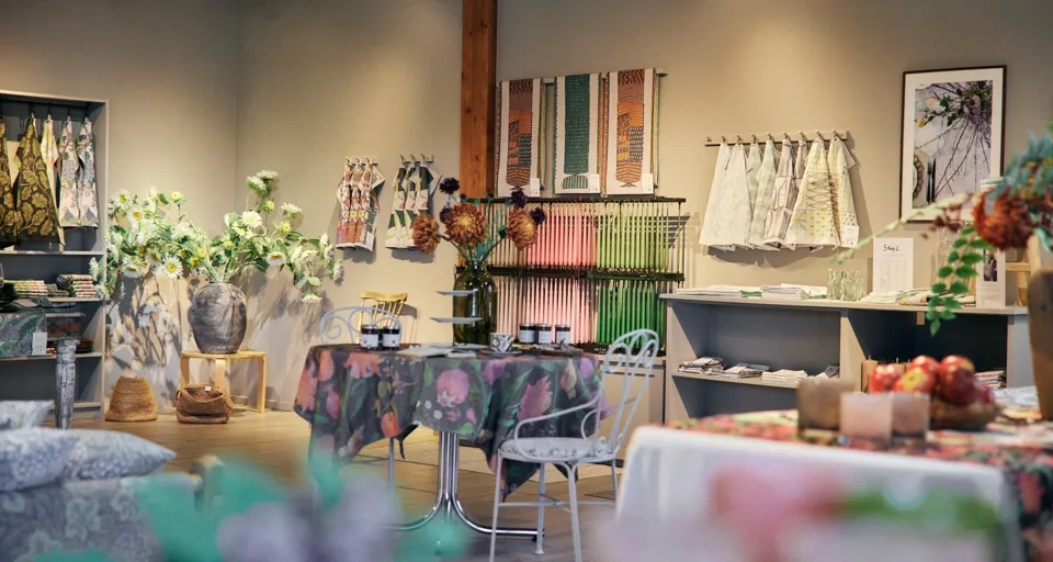 Ett rum fyllt med massor av möbler och inredning.