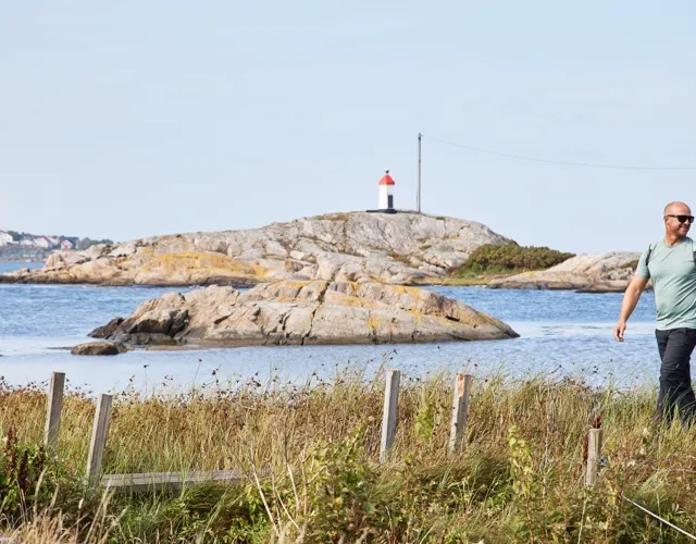Ett par som vandrar på Björkö i Göteborgs skärgård